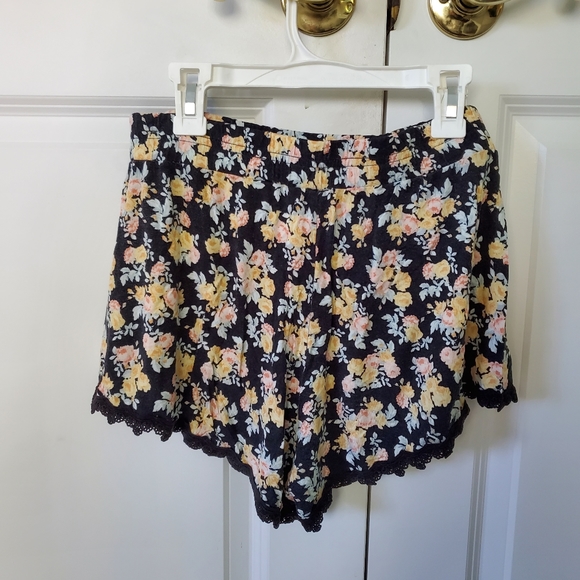 H&M Divided Floral Lace Hem Shorts - Picture 3 of 6